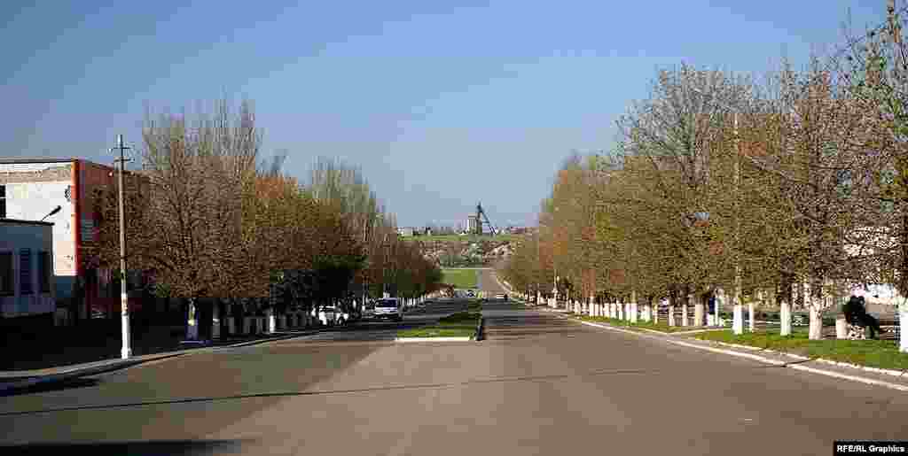 The same view of Druzhby Avenue photographed before its capture by Russian forces. Maryinka lay around 22 kilometers west of Donetsk and was once home to 10,000 people. 