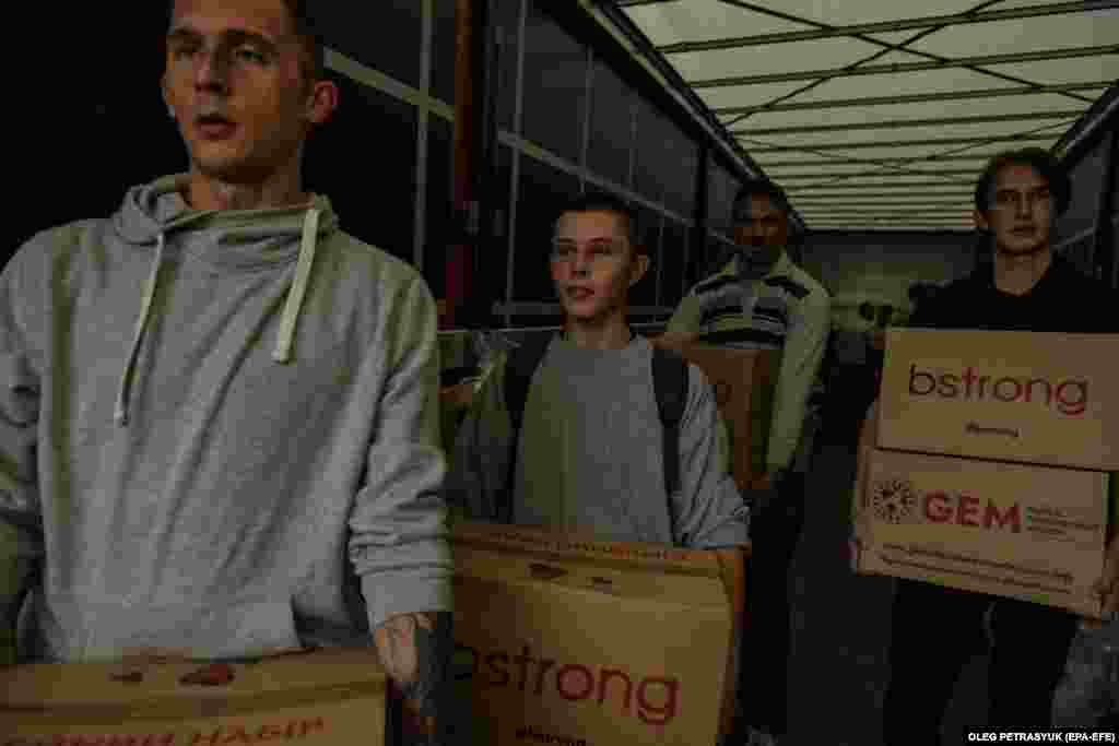 Despite worries by Ukrainian authorities that mines and booby traps could still maim and kill civilians, international organizations have started delivering aid. 
