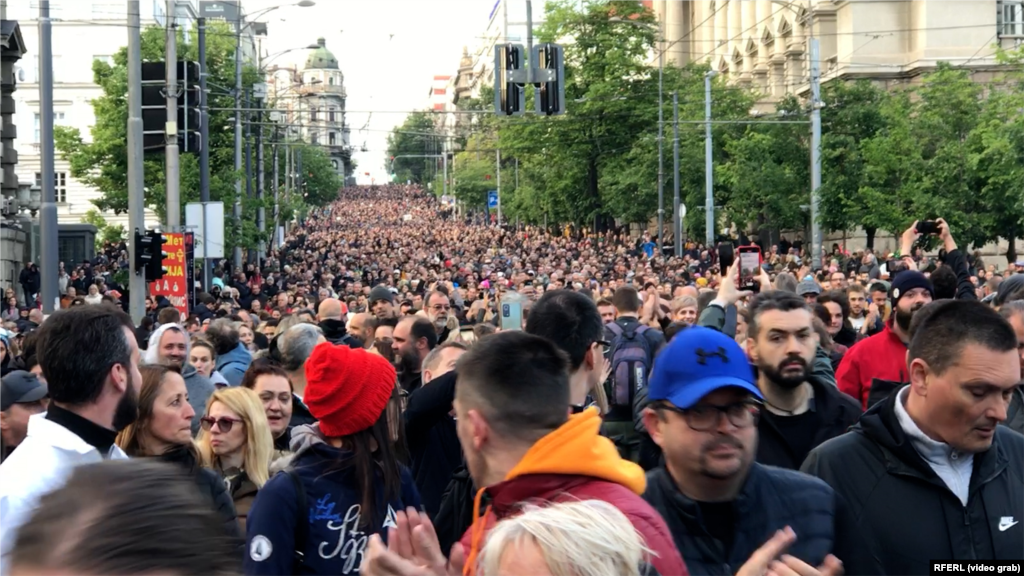 Ljudi u koloni u Ulici kneza Miloša