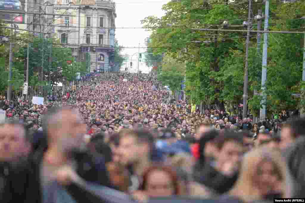 Građani su prolazili u tišini, a povremeno su se zaustavljali i aplaudirali brojnosti okupljenih