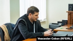 Avocatul lui Vladimir Plahotniuc, Lucian Rogac, la Judecătoria Buiucani.