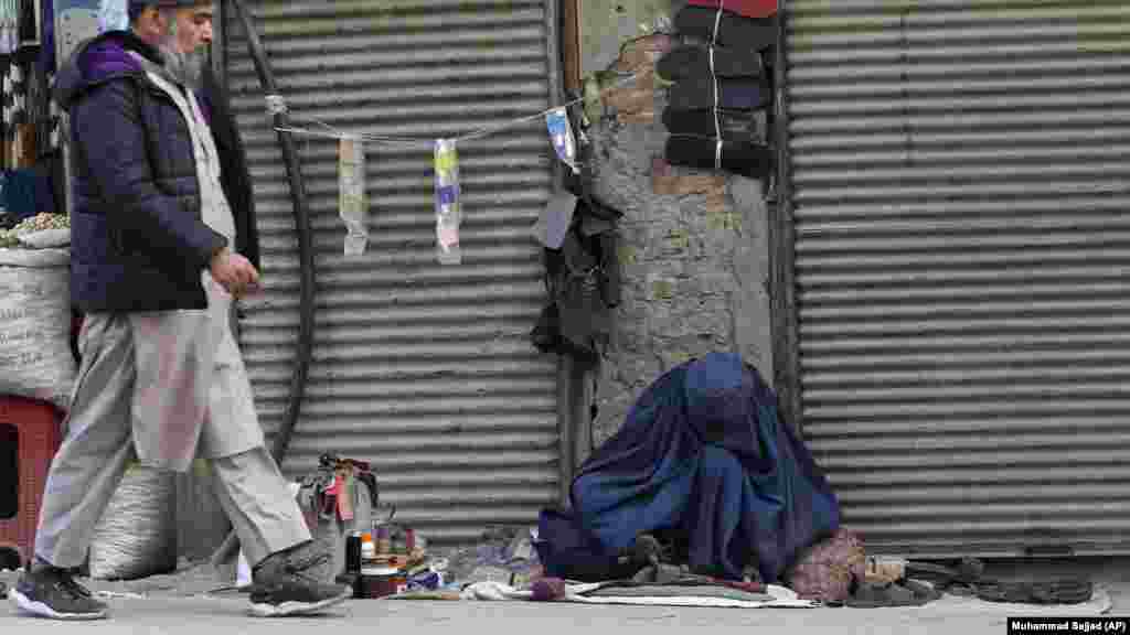 Pakistani media reported on September 29 that Islamabad will soon announce a one-month deadline for all illegal foreign immigrants to leave the country. Afghan-Pakistani relations have soured since the Taliban government seized power, with a sharp rise in militant attacks along Pakistan&#39;s border that Islamabad alleges are being planned on Afghan soil -- a charge Kabul denies. A long-running border dispute has also seen key trade crossings closed for days.