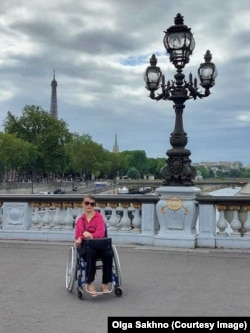 Sakhno poses with the Eiffel Tower in the background.