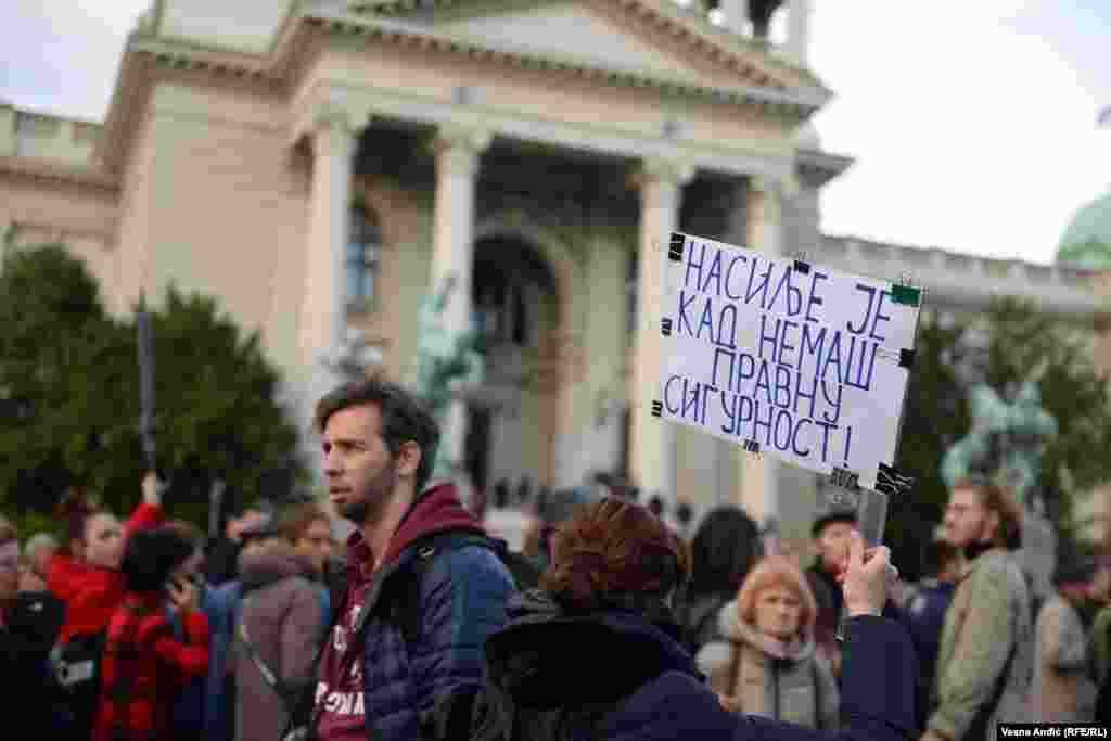 Protest protiv nasilja je počeo okupljanjem ispred Skupštine Srbije u centru Beograda