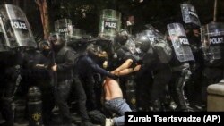 "აგენტების კანონის" საწინააღმდეგო აქციის დაშლა, დემონსტრანტის დაკავება. 1 მაისი 2024 წელი