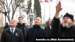 Тихон (справа) с Владимиром Путиным