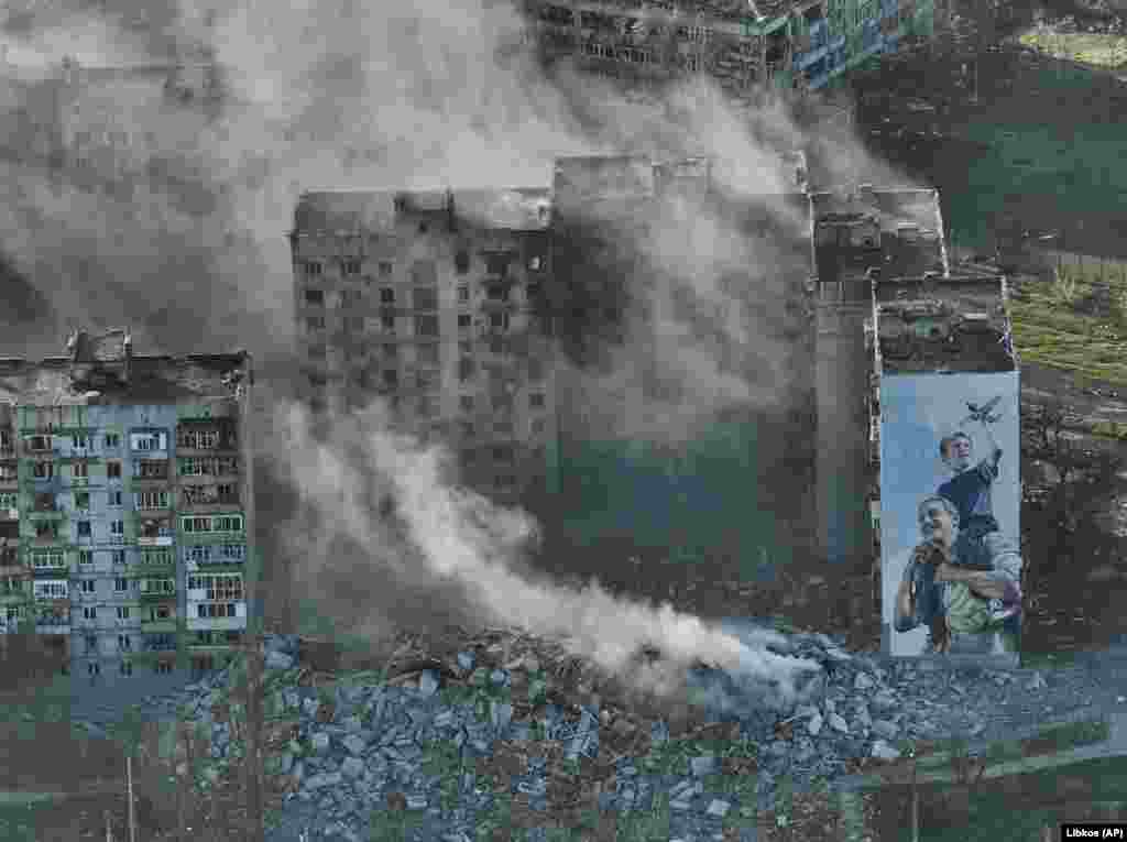 Smoke rises from burning residential buildings in Bakhmut on April 26. Despite Russian forces increasing their use of heavy artillery and air strikes, Kyiv&#39;s forces continue to stymie their ability to take full control of the ruined city.
