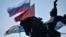 Государственные флаги России и Приднестровья рядом с памятником Александру Суворову в Тирасполе