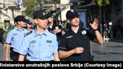 Szerbiában már megjelentek a kínai rendőrök, a képen éppen Belgrádban láthatók szerb rendőrök társaságában