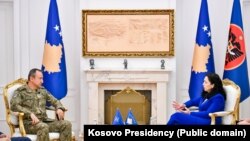 Presidentja e Kosovës, Vjosa Osmani, takohet me komandantin e KFOR-it, Ozkan Ulutas, në Prishtinë, 19 gusht 2024.