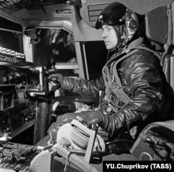 Mikhail Kozlov at the controls of an early Tu-144. The decorated test pilot was flying the plane that crashed near Paris in June 1973.