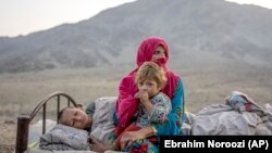 له تورخم سره نېږدې یوه افغانه کورنۍ هېواد ته د ستنېدو په انتظار ده - پخوانی انځور. 