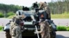 Soldați ucraineni participă la cursuri de întreținere a tancurilor Leopard 1A5 la o bază din Germania, în mai 2023.