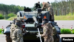 Soldați ucraineni participă la cursuri de întreținere a tancurilor Leopard 1A5 la o bază din Germania, în mai 2023.