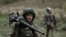 Украинский военнослужащий во время тактических учений в Донецкой области