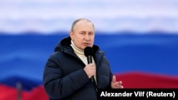 Tokom televizijskog obraćanja u kojem je najavio početak invazije na Ukrajinu, Putin je lažno tvrdio da se nad proruski orijentisanim osobama u Ukrajini sprovodi "genocid".