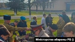 Children from the Staupets and Nyasvi districts visit a military unit.