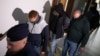 Володимир Ж. (в центрі), у Варшавському районному суді, 1 жовтня 2025 року