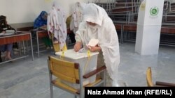 په سوات کې یوه ښځه خپله رایه کاروي - د مارچ ۳۱مې انځور. 