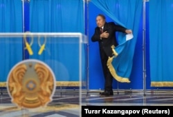 Қозоғистоннинг биринчи президент Нурсултон Назарбоев сайловларнинг бирида.