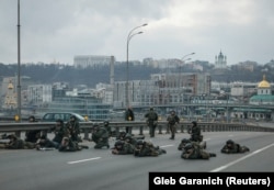 Ukrainian National Guard troops take positions in central Kyiv on February 25 after Russia launched a massive military operation.