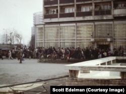 Romanians queue for cooking oil in Bucharest in 1986.
