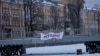 Петербург: суд прекратил дело о "дискредитации" против пикетчика
