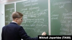 Многие школьные учителя подрабатывают репетиторством