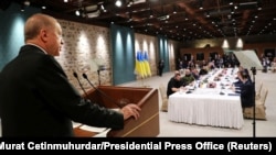 Președintele turc Tayyip Erdogan le vorbește negociatorilor ruși și ucraineni înainte de discuțiile lor față în față la Istanbul, Turcia, pe 29 martie 2022
