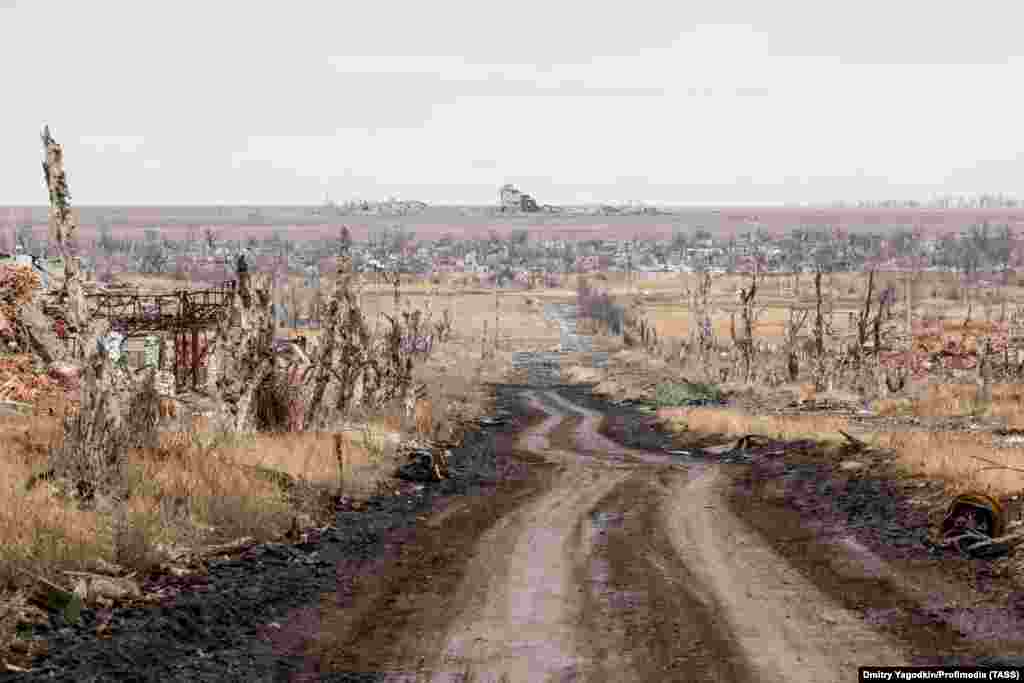 A road that was once Maryinka’s Druzhby Avenue, photographed on December 4. The asphalt seal of the thoroughfare has been stripped from its soil base by shelling. 