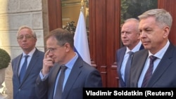 Membrii delegației ruse trimisă de Moscova la convorbirile de la Istanbul, în frunte cu consilierul prezidențial, Vladimir Medinski (centru), vorbesc jurnaliștilor în fața consulatului rus, 15 mai 2025
