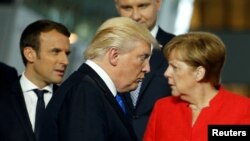 Presidenti i SHBA-së, Donald Trump (majtas), kancelarja gjermane (djathtas) ndërsa prapa presidenti i Francës Emannuel Macron, 25 maj Bruksel. 