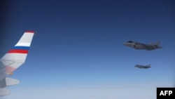 Avionul lui Putin escortat de avioane de vânătoare americane în drum spre Alaska, la 15 august 2025, când liderul rus s-a întâlnit la Anchorage cu președintele SUA, Donald Trump.