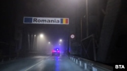 Prima mașină trece granița dintre Bulgaria și România, la câteva secunde după ce cele două țări au intrat în Spațiul Schengen inclusiv cu granițele terestre. 1 ianuarie 2025.