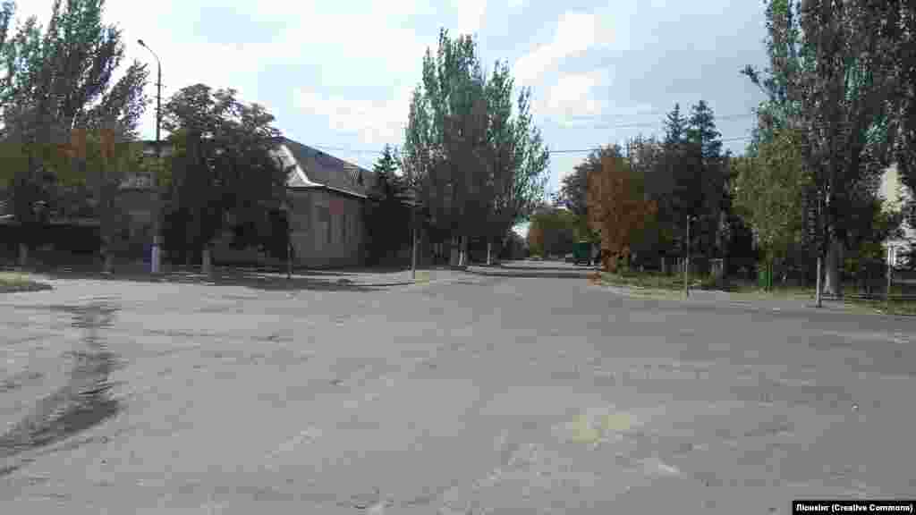 A 2014 photo of an intersection in Maryinka. 