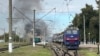 Росія систематично атакує залізничну інфраструктуру України, намагаючись паралізувати логістику, включаючи перевезення військових вантажів (на фото – пожежа на залізниці в Шостці, Сумська область, 4 жовтня 2025 року)