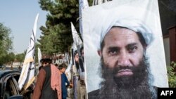 په کابل کې پر یو سړک د طالبانو د مشر هبت الله اخوندزاده انځور ځړېدلی دی - عکس له ارشیفه.