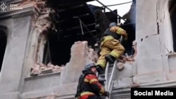 48 de copii salvați de pompieri dintr-o grădiniță, după un atac rusesc cu drone în Harkov