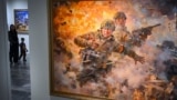 "Баа жеткис өмүрүмдү тартуулайм" деп аталган сүрөт. 2025-жылдын 8-октябры. Москва. Түндүк Корея искусствосунун көргөзмөсү. <br><br>Бул Орусиянын Украинага каршы согушуна катышкан түндүккореялык аскерлер тартылган айрым сүрөттөрдүн бири.