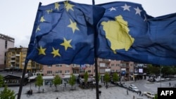 Flamuri i BE-së dhe ai i Kosovës në Prishtinë - Fotografi ilustruese nga arkivi.