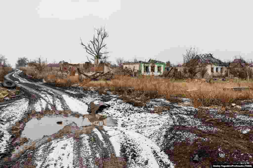 A abandoned wasteland that was once a street corner of Maryinka. The December 4 photos in this gallery were taken by photographer Dmitry Yagodkin, working for TASS, the Russian state media outlet. 