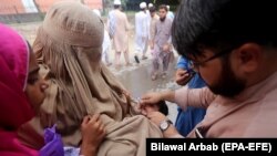 په پېښور کې يو ماشوم ته د پولیو ضد واکسين کيږي (تصویر له ارشيفه) 