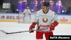 Belarusian strongman Alyaksandr Lukashenka is a keen ice hockey fan. (file photo)