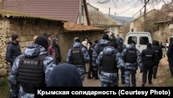 Российские силовики во время обысков в Бахчисарае, архив