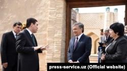 Arhisw suraty. Türkmen we özbek liderleri pikir alyşýar