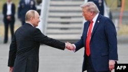 US President Donald Trump greets Russian President Vladimir Putin ahead of their meetins in Anchorage in August. 