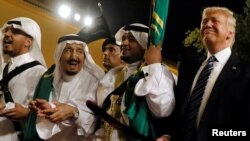 مراسم استقبال از دونالد ترامپ با حضور سلمان بن عبدالعزیز آل سعود، پادشاه عربستان سعودی، در سال ۲۰۱۷ میلادی