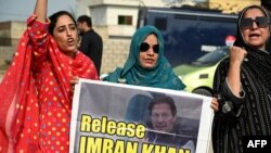 د تحریک انصاف یو شمېر مېرمنې د عمران خان د خوشې کېدو غوښتنه کوي - د اګست پینځمې انځور 