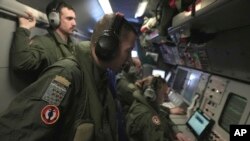 Echipajul aeronavei militare franceze Navy Atlantique 2 urmărește monitoarele în timpul unei misiuni de patrulare la 23 ianuarie 2025, ca parte a măsurilor NATO împotriva sabotajelor în Marea Baltică.