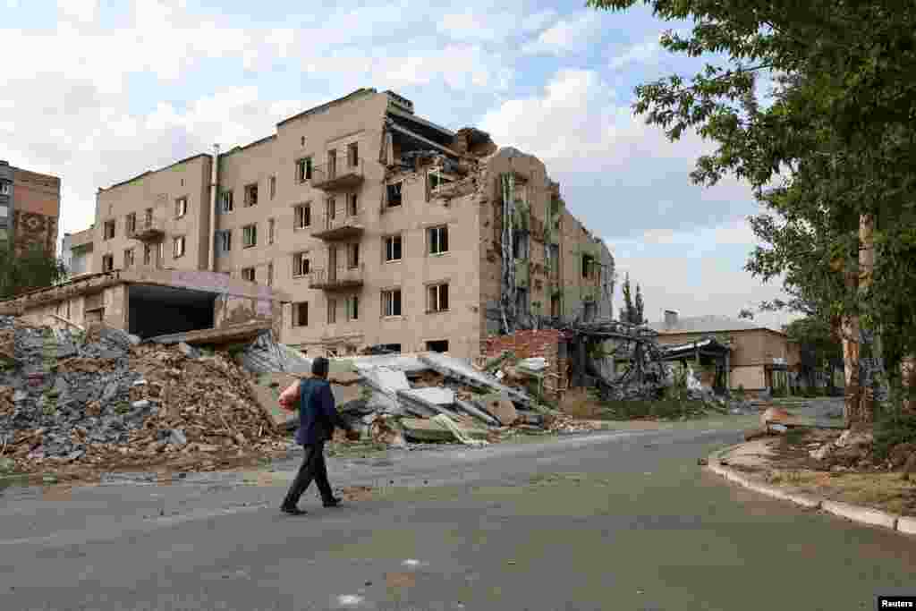 A damaged apartment block in Pokrovsk in September. Journalists report some locals are openly awaiting the arrival of Russian troops, despite the repeated precedent of Donbas settlements being reduced to ruins by the time Russian forces enter. 